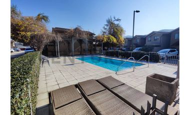 CASA EN VENTA EN COMODO CONDOMINIO DE HUECHURABA