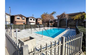 CASA EN VENTA EN COMODO CONDOMINIO DE HUECHURABA