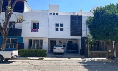 Casa AMPLIA en PRIVADA muy cerca del TEC de Monterrey, Colegio Paulo Freyre etc.