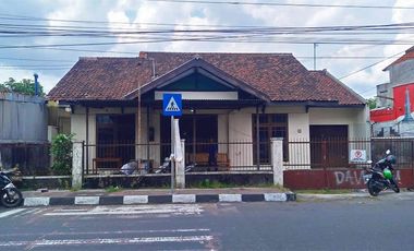Rumah luas di tepi jalan utama Gedong Tengen