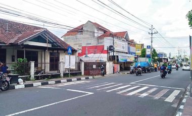 Rumah luas di tepi jalan utama Gedong Tengen
