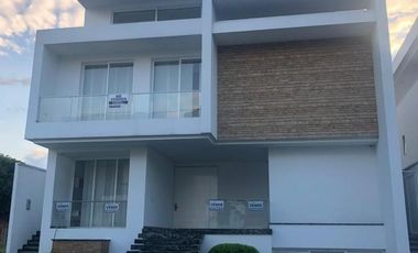 casa en arriendo/venta en via al tennis. Cod V1169