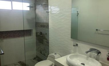 casa en arriendo/venta en via al tennis. Cod V1169