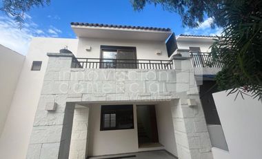 Casa en renta en Dominio Zibatá con vigilancia.