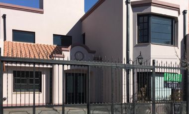 Casa en venta de 3 dormitorios c/ cochera en Barrio El Huaico