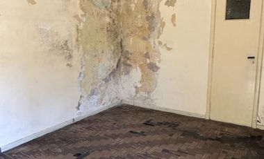 Venta PH 2 ambientes 1° piso por escalera a refaccionar Barracas