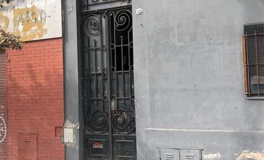 Venta PH 2 ambientes 1° piso por escalera a refaccionar Barracas