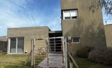 Casa en venta de 3 dormitorios c/ cochera en Los Horneros