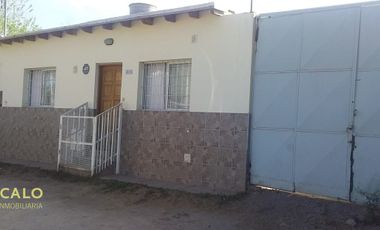 Casa más galpón en venta en Las Heras a dos cuadras de plaza Departamental