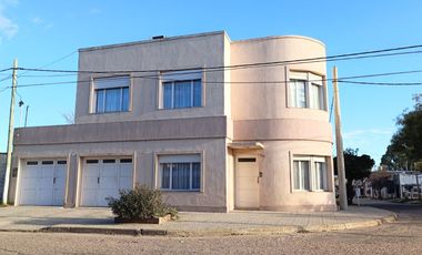 Casa en venta de 4 dormitorios c/ cochera en Mariano Moreno