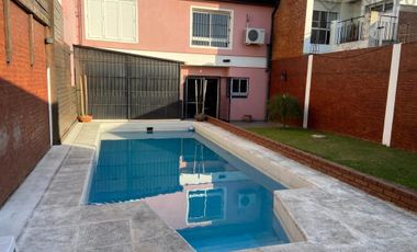 RECOMENDAMOS importante Casa en venta.  3 dormitorios c/cochera, jardín piscina