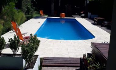 29 E/ 414 y 415-Casa 3 dormitorios con piscina en Villa Elisa.