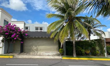Casa en VENTA sobre Boulevard principal, con alberca en Fracc. Playas del Conchal