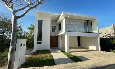 Casa en venta en privada al norte de Mérida con amenidades