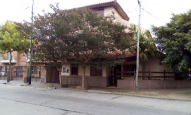 Triplex Tipo Casa de 5 Ambientes en Haedo con Quincho, Parrilla y Balcón
