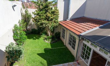 VILLA LURO -Casa 5 amb + cochera, quincho y jardín