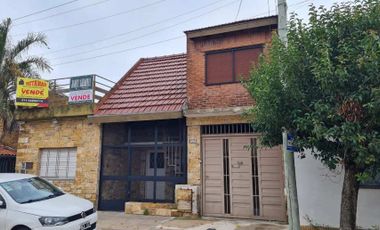 Casa para 2 Familias en venta en Villa Luzuriaga