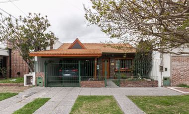 Casa en Venta, Quilmes 3 Ambientes  Jardín Pileta