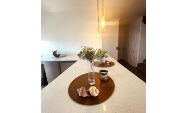 SE VENDE HERMOSO DUPLEX AMOBLADO CON VISTA AL MAR EN MANTAGUA