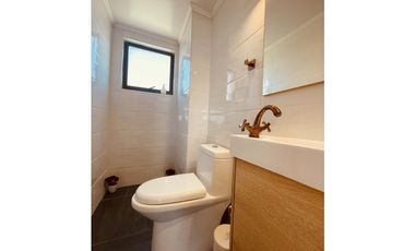 SE VENDE HERMOSO DUPLEX AMOBLADO CON VISTA AL MAR EN MANTAGUA