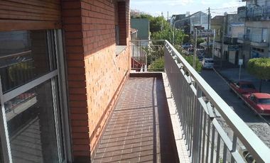 ALQUILER PISO DE  4 AMBIENTES MUY LUMINOSO, CON PATIO y BALCON A METROS DE AVENIDA CROVARA y ALFREDO PALACIOS