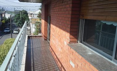 ALQUILER PISO DE  4 AMBIENTES MUY LUMINOSO, CON PATIO y BALCON A METROS DE AVENIDA CROVARA y ALFREDO PALACIOS
