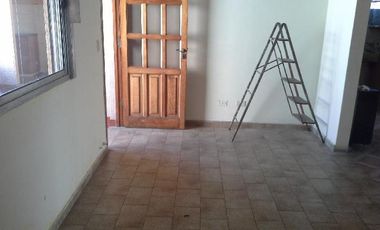 ALQUILER PISO DE  4 AMBIENTES MUY LUMINOSO, CON PATIO y BALCON A METROS DE AVENIDA CROVARA y ALFREDO PALACIOS