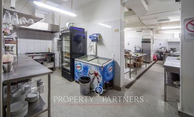 INVERSIONISTAS Espectacular local comercial frente a la playa