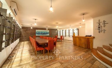 INVERSIONISTAS Espectacular local comercial frente a la playa