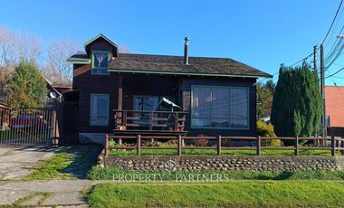 Casa esquina en sector costanera de Panguipulli