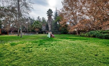 Casa Chilena en Batuco, condominio con agua