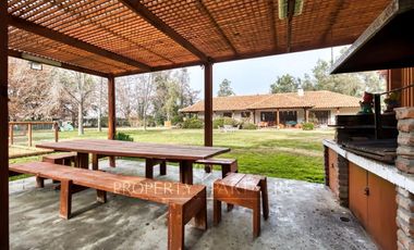 Casa Chilena en Batuco, condominio con agua