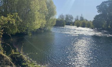 Terreno con borde río