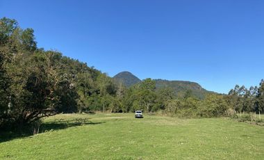 Terreno con borde río