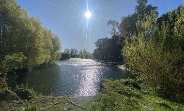 Terreno con borde río