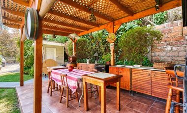 2000 m2 privilegiados con hermosa casa en Peñalolén para la venta