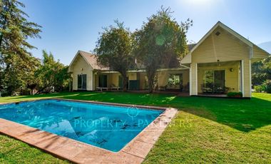 2000 m2 privilegiados con hermosa casa en Peñalolén para la venta