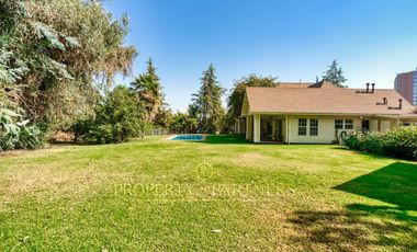 2000 m2 privilegiados con hermosa casa en Peñalolén para la venta