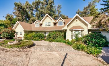 2000 m2 privilegiados con hermosa casa en Peñalolén para la venta