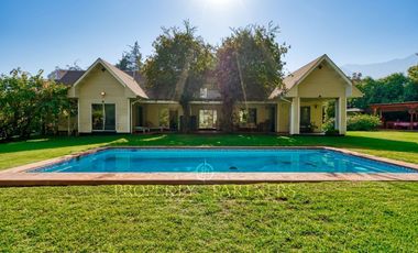 2000 m2 privilegiados con hermosa casa en Peñalolén para la venta