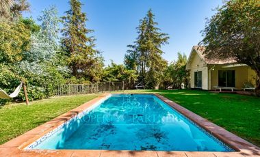 2000 m2 privilegiados con hermosa casa en Peñalolén para la venta