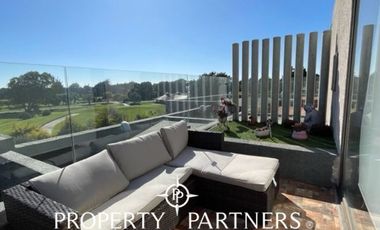 Departamento último piso con panorámica vista a cancha de golf condominio Las Brisas