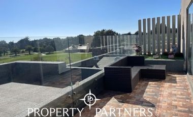 Departamento último piso con panorámica vista a cancha de golf condominio Las Brisas