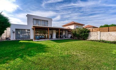 Casa mediterranea en Condominio Sta Elena