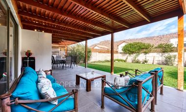 Casa mediterranea en Condominio Sta Elena