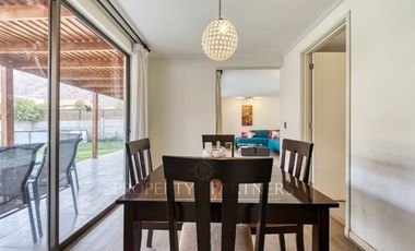 Casa mediterranea en Condominio Sta Elena