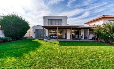 Casa mediterranea en Condominio Sta Elena