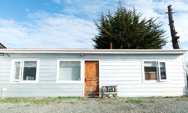 ¡Inversión versátil! Propiedad única con tres casas lista para generar ingresos