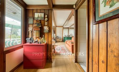 Gran terreno plano con casa de madera en El Arrayan
