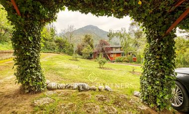 Gran terreno plano con casa de madera en El Arrayan